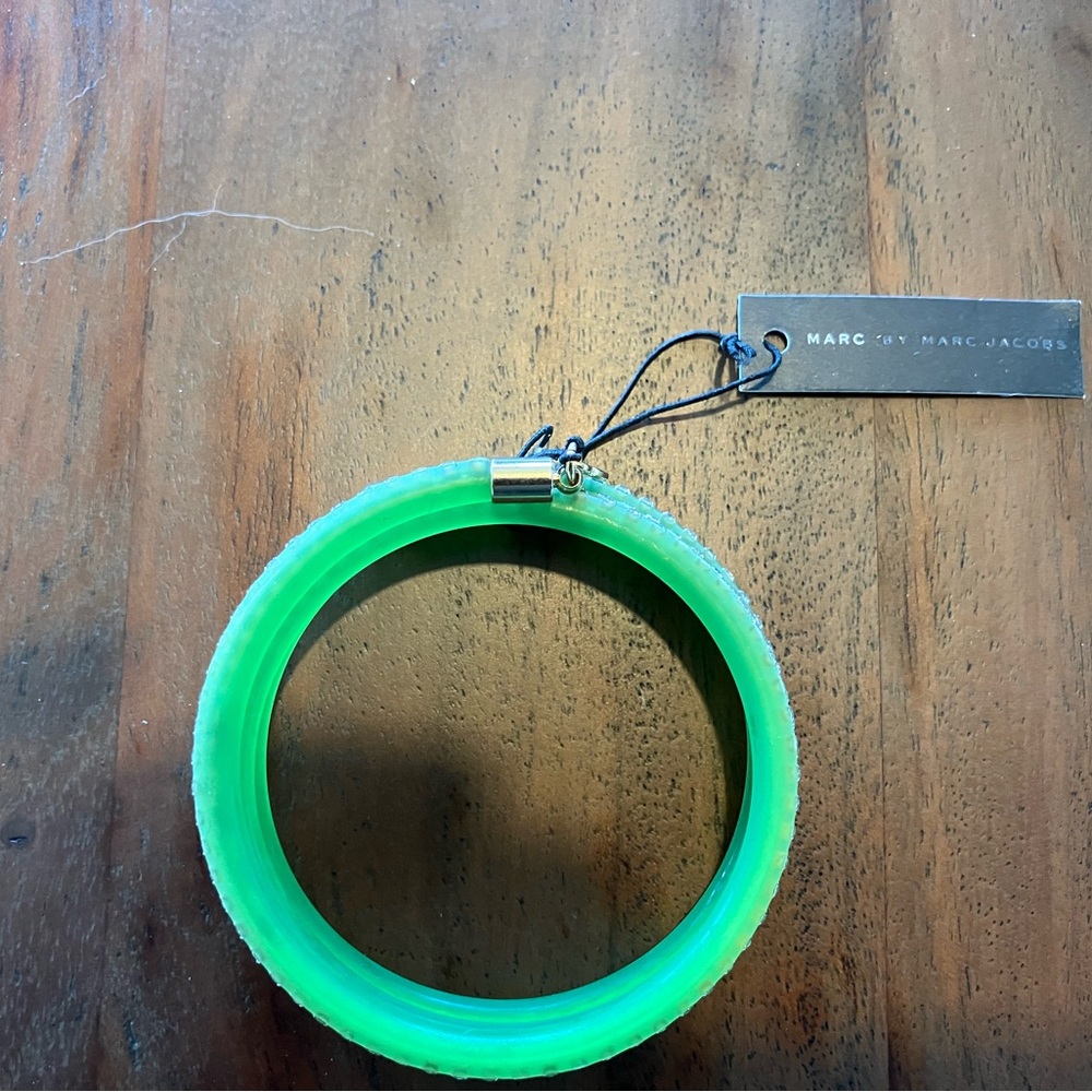 MARC BY MARC JACOBS Elegant Green and Gold Bangle Bracelet - Picture 2 of 3